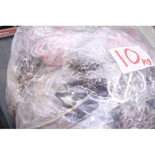 917 - 10KG OF INDIVIDUALLY PACKAGED COSTUME JEWELLERY NECKLACES