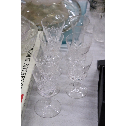 924 - A LARGE QUANTITY OF GLASSWARE TO INCLUDE VINTAGE SHADES, VASES, PAPERWEIGHTS, BOWLS, GLASSES, ETC