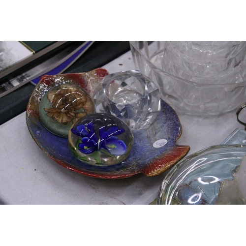 924 - A LARGE QUANTITY OF GLASSWARE TO INCLUDE VINTAGE SHADES, VASES, PAPERWEIGHTS, BOWLS, GLASSES, ETC