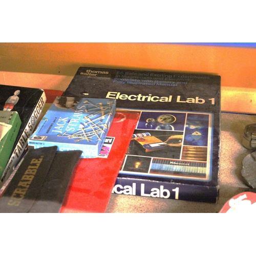 966 - A QUANTITY OF VINTAGE BOARD GAMES TO INCLUDE ELECTRICAL LAB 1, WADDINGTON'S TABLE SOCCER, CLUEDO, RO... 