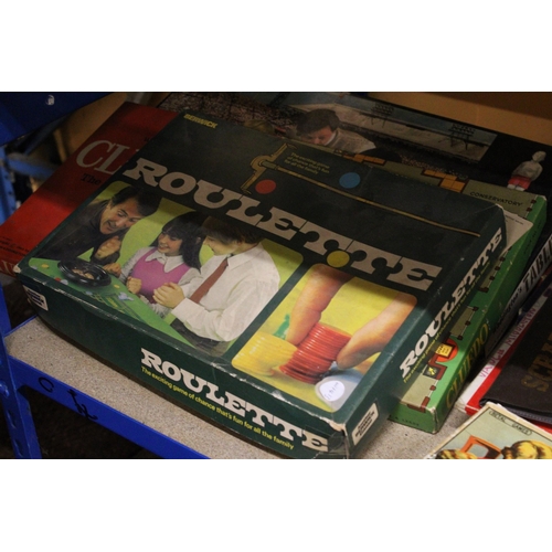 966 - A QUANTITY OF VINTAGE BOARD GAMES TO INCLUDE ELECTRICAL LAB 1, WADDINGTON'S TABLE SOCCER, CLUEDO, RO... 