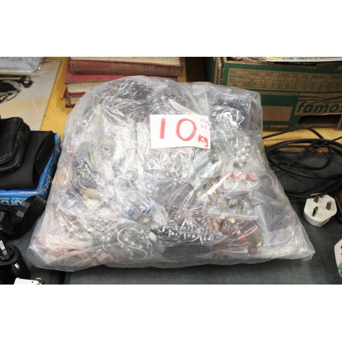 981 - 10KG OF INDIVIDUALLY BAGGED COSTUME JEWELLERY NECKLACES