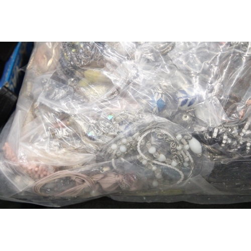 981 - 10KG OF INDIVIDUALLY BAGGED COSTUME JEWELLERY NECKLACES