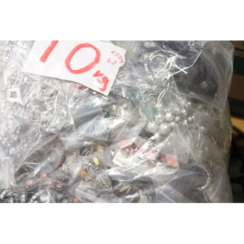 981 - 10KG OF INDIVIDUALLY BAGGED COSTUME JEWELLERY NECKLACES