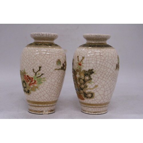 252 - A PAIR OF JAPANESE SAATSUMA VASES, HEIGHT 16CM