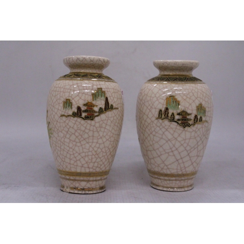 252 - A PAIR OF JAPANESE SAATSUMA VASES, HEIGHT 16CM