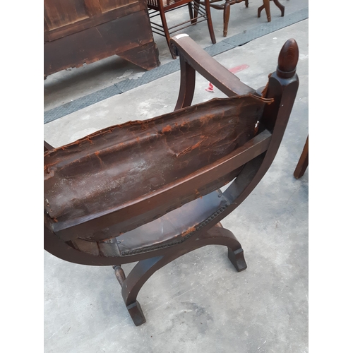 2913 - AN 18TH CENTURY STYLE OAK X FRAMED CHAIR WITH LEATHER BACK AND SEAT