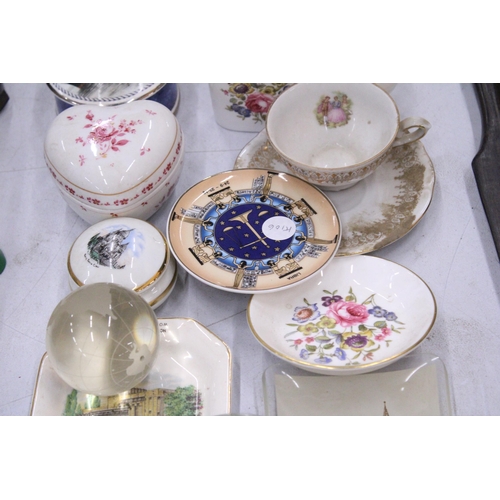 143 - A QUANTITY OF CERAMIC ITEMS TO INCLUDE A LORD NELSON JUG, TRINKET BOXES, PIN TRAYS, A FOOTED CAKE ST... 