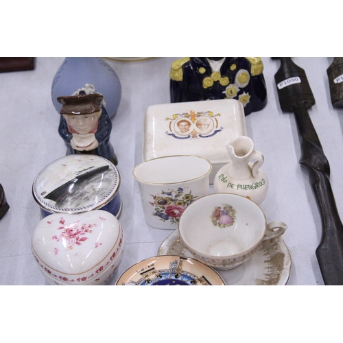 143 - A QUANTITY OF CERAMIC ITEMS TO INCLUDE A LORD NELSON JUG, TRINKET BOXES, PIN TRAYS, A FOOTED CAKE ST... 