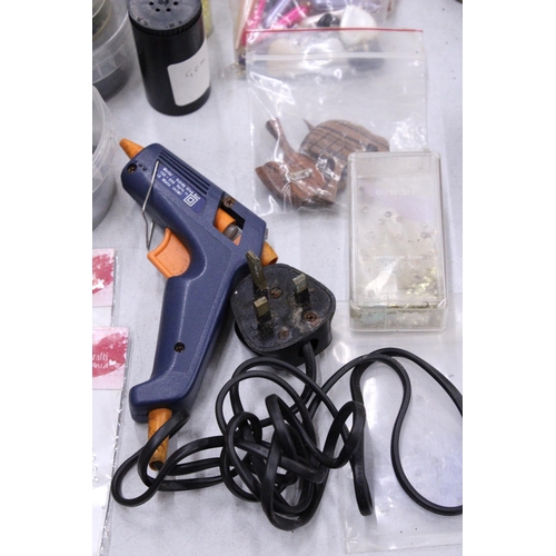 276 - A QUANTITY OF CRAFTING ITEMS TO INCLUDE A GLUE GUN, GLITTERS, EMBELLISHMENTS, ETC