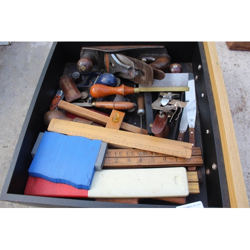 21 - DRAWER WITH PLANES/CHISELS, WOOD CHISELS - NO VAT