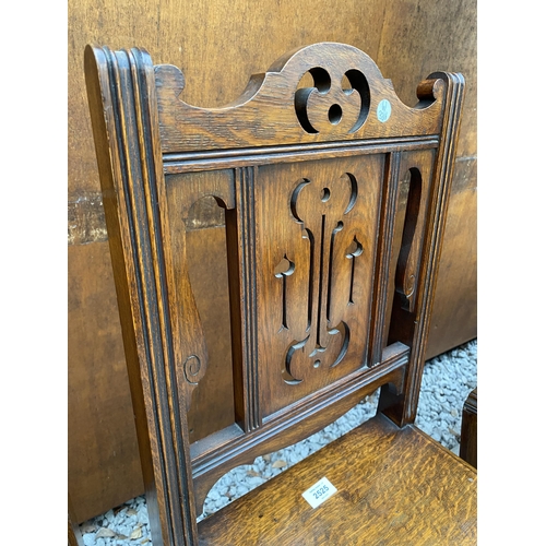 2525 - A PAIR OF 19TH CENTURY OAK HALL CHAIRS WITH TURNED FRONT LEGS AND PARTIAL FRETWORK BACK PANELS