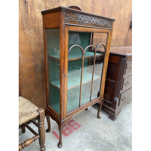 2529 - AN EARLY 20TH CENTURY OAK DISPLAY CABINET ON CABRIOLE LEGS, 26.5