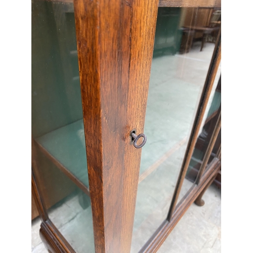 2529 - AN EARLY 20TH CENTURY OAK DISPLAY CABINET ON CABRIOLE LEGS, 26.5