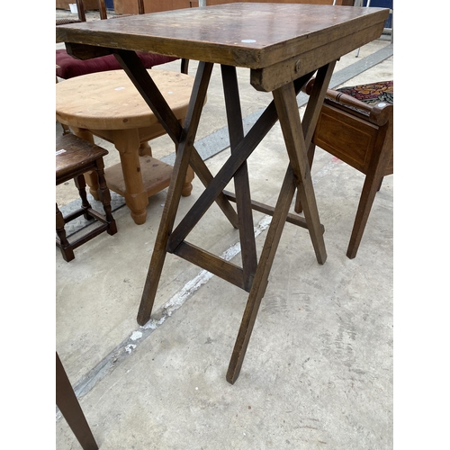 2532 - AN EDWARDIAN MAHOGANY AND INLAID MUSIC STOOL AND SMALL FOLDING TABLE