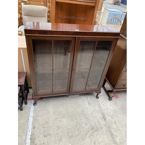 2535 - A MID 20TH CENTURY MAHOGANY GLAZED BOOKCASE ON CABRIOLE LEGS, 43