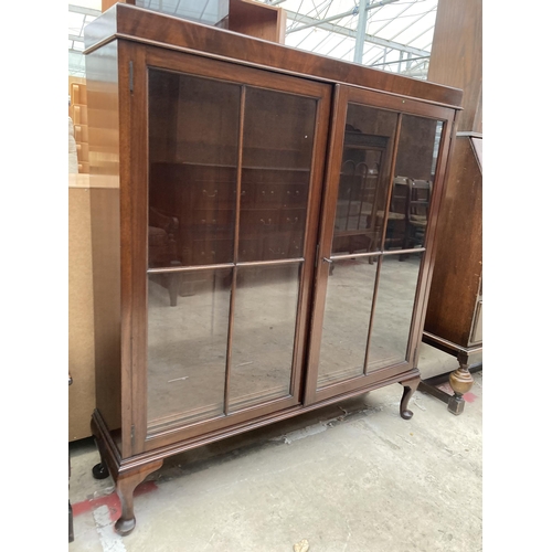 2535 - A MID 20TH CENTURY MAHOGANY GLAZED BOOKCASE ON CABRIOLE LEGS, 43