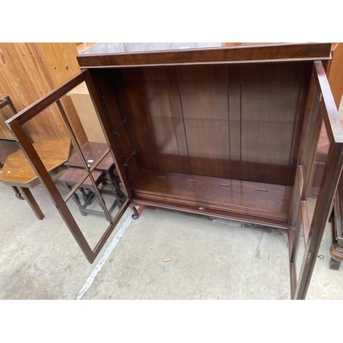 2535 - A MID 20TH CENTURY MAHOGANY GLAZED BOOKCASE ON CABRIOLE LEGS, 43