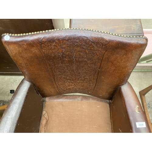 2538 - AN EARLY 20TH CENTURY LEATHER STUDDED FIRESIDE CHAIR