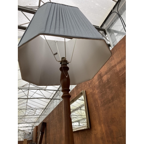 2547 - A STANDARD LAMP ON TURNED COLUMNS WITH SHADE