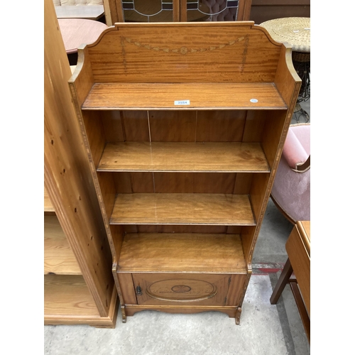 2554 - AN EDWARDIAN SATINWOOD INLAID AND CROSSBANDED FOUR TIER OPEN BOOKCASE WITH CUPBOARD TO BASE, 21