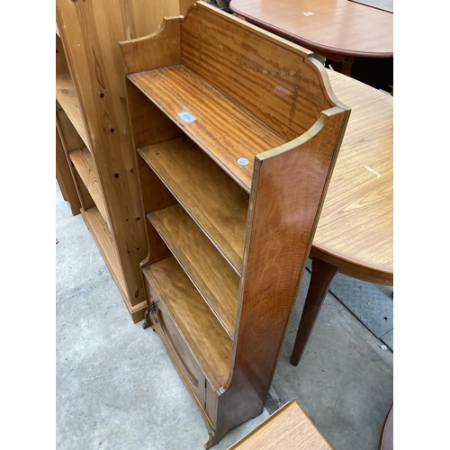 2554 - AN EDWARDIAN SATINWOOD INLAID AND CROSSBANDED FOUR TIER OPEN BOOKCASE WITH CUPBOARD TO BASE, 21