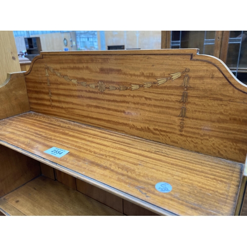 2554 - AN EDWARDIAN SATINWOOD INLAID AND CROSSBANDED FOUR TIER OPEN BOOKCASE WITH CUPBOARD TO BASE, 21