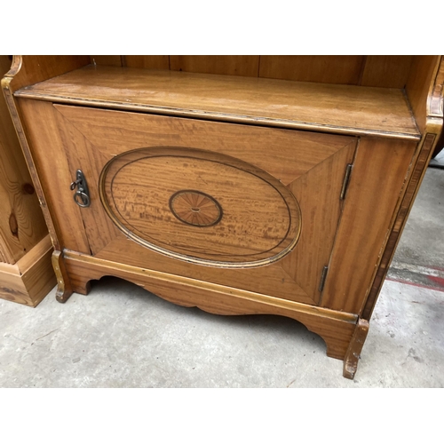 2554 - AN EDWARDIAN SATINWOOD INLAID AND CROSSBANDED FOUR TIER OPEN BOOKCASE WITH CUPBOARD TO BASE, 21