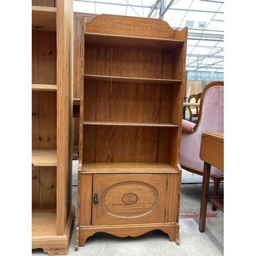 2554 - AN EDWARDIAN SATINWOOD INLAID AND CROSSBANDED FOUR TIER OPEN BOOKCASE WITH CUPBOARD TO BASE, 21