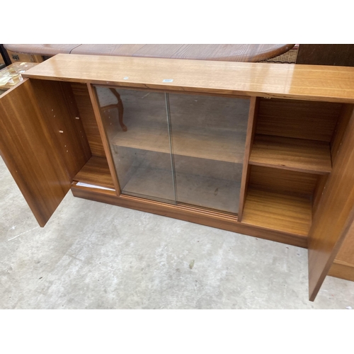 2557 - A RETRO TEAK BOOKCASE WITH TWO SLIDING GLASS DOORS AND TWO CUPBOARDS, 54