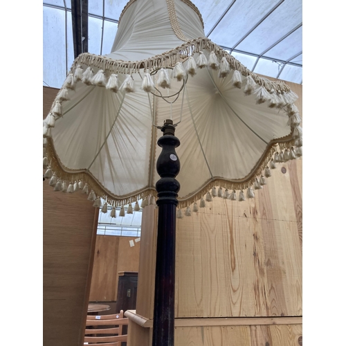 2571 - A STANDARD LAMP WITH SHADE