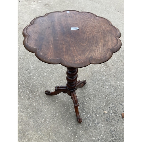 2577 - A VICTORIAN MAHOGANY TRIPOD TABLE WITH SHAPED TOP ON BARLEY TWIST COLUMN, 19