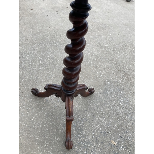 2577 - A VICTORIAN MAHOGANY TRIPOD TABLE WITH SHAPED TOP ON BARLEY TWIST COLUMN, 19