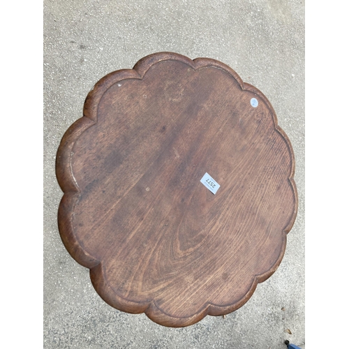 2577 - A VICTORIAN MAHOGANY TRIPOD TABLE WITH SHAPED TOP ON BARLEY TWIST COLUMN, 19