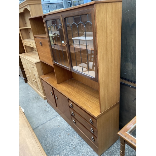 2580 - A RETRO TEAK COCKTAIL LOUNGE UNIT WITH PARTIALLY GLAZED AND LEADED UPPER PORTION, 62.5