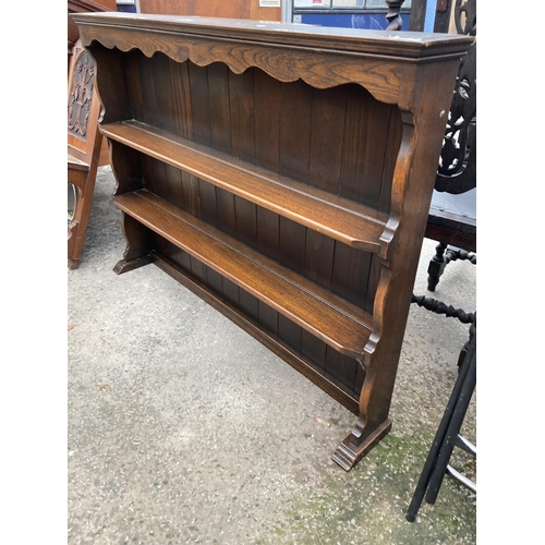 2585 - A VICTORIAN ARCHED TOP SIDEBOARD, MIRRORED BACK AND THREE TIER DRESSER RACK