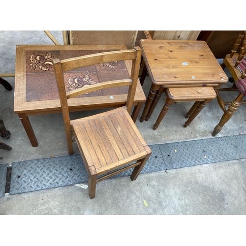 2589 - A RETRO TILE TOP COFFEE TABLE AND PINE NEST OF TWO TABLES