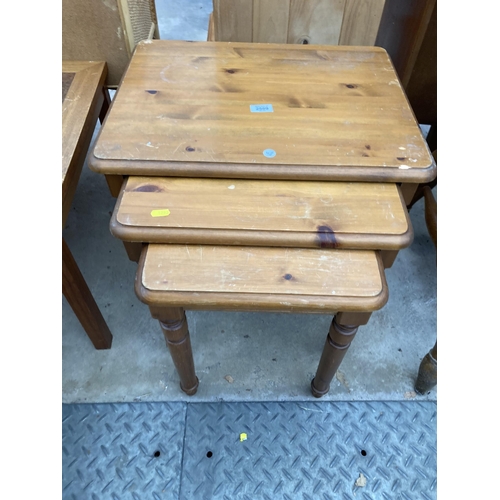 2589 - A RETRO TILE TOP COFFEE TABLE AND PINE NEST OF TWO TABLES