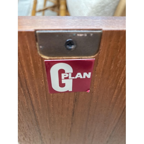 2621 - A G PLAN RETRO TEAK CORNER UNIT WITH GLAZED UPPER PORTION, 39