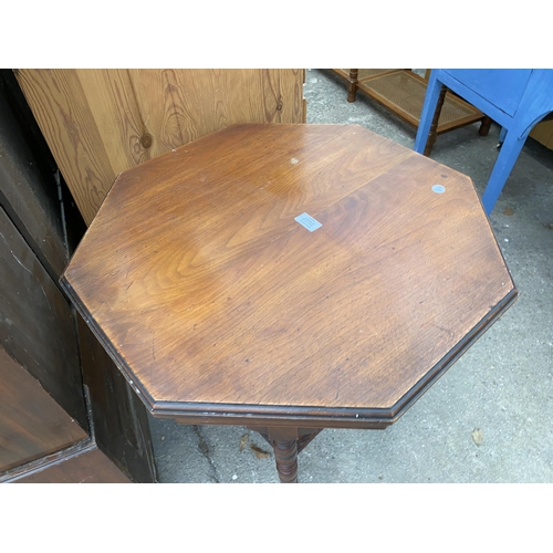 2657 - A VICTORIAN OCTAGONAL CENTRE TABLE, 25