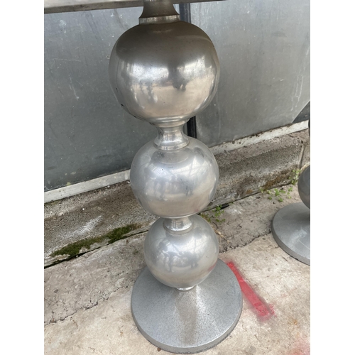 1504 - A PAIR OF DECORATIVE METAL DISPLAY PEDESTALS/FLOWER STANDS