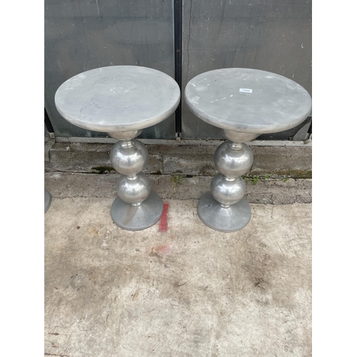 1505 - A PAIR OF DECORATIVE METAL DISPLAY PEDESTALS/FLOWER STANDS