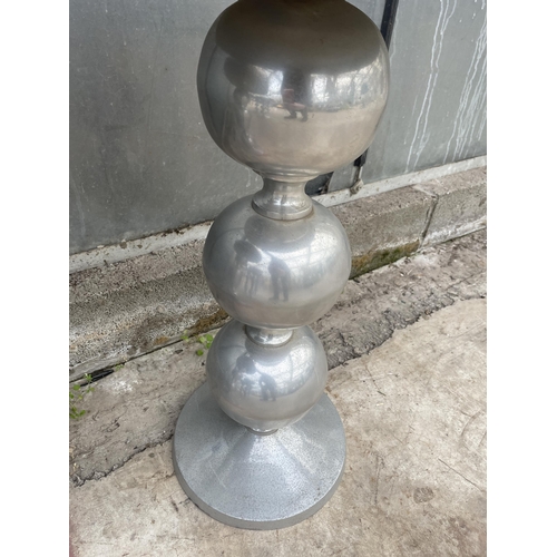 1505 - A PAIR OF DECORATIVE METAL DISPLAY PEDESTALS/FLOWER STANDS