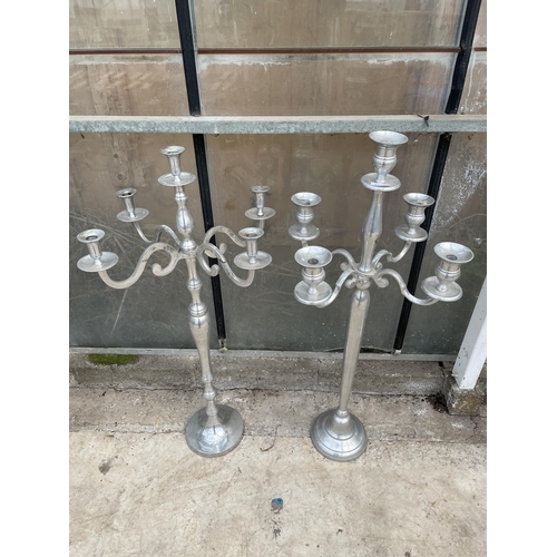 1516 - A NEAR PAIR OF DECORATIVE FIVE BRANCH CANDELABRAS