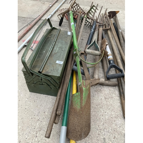 1693 - A LARGE ASSORTMENT OF GARDEN TOOLS TO INCLUDE FORKS, RAKES AND LOPPERS ETC