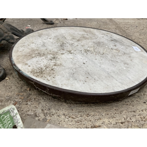 1711 - A CIRCULAR MARBLE TOPPED TABLE WITH DECORATIVE CAST IRON BASE