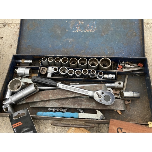 1719 - AN ASSORTMENT OF TOOLS TO INCLUDE A BRACE DRILL, SOCKETS AND A G CLAMP ETC