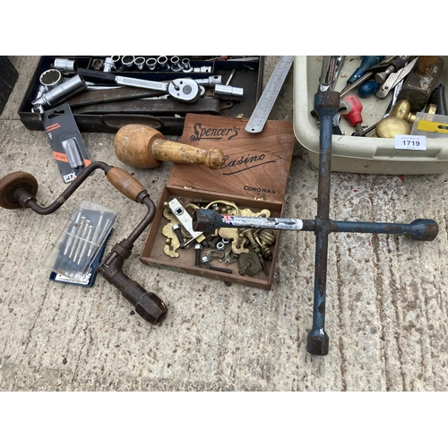 1719 - AN ASSORTMENT OF TOOLS TO INCLUDE A BRACE DRILL, SOCKETS AND A G CLAMP ETC