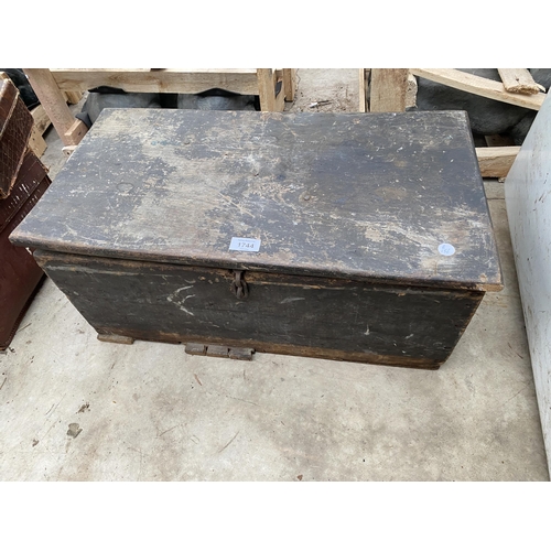 1744 - A VINTAGE WOODEN TOOL CHEST