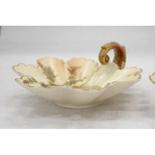 14 - A PAIR OF ROYAL WORCESTER BLUSH IVORY FLORAL SHELL BOWLS - 1404